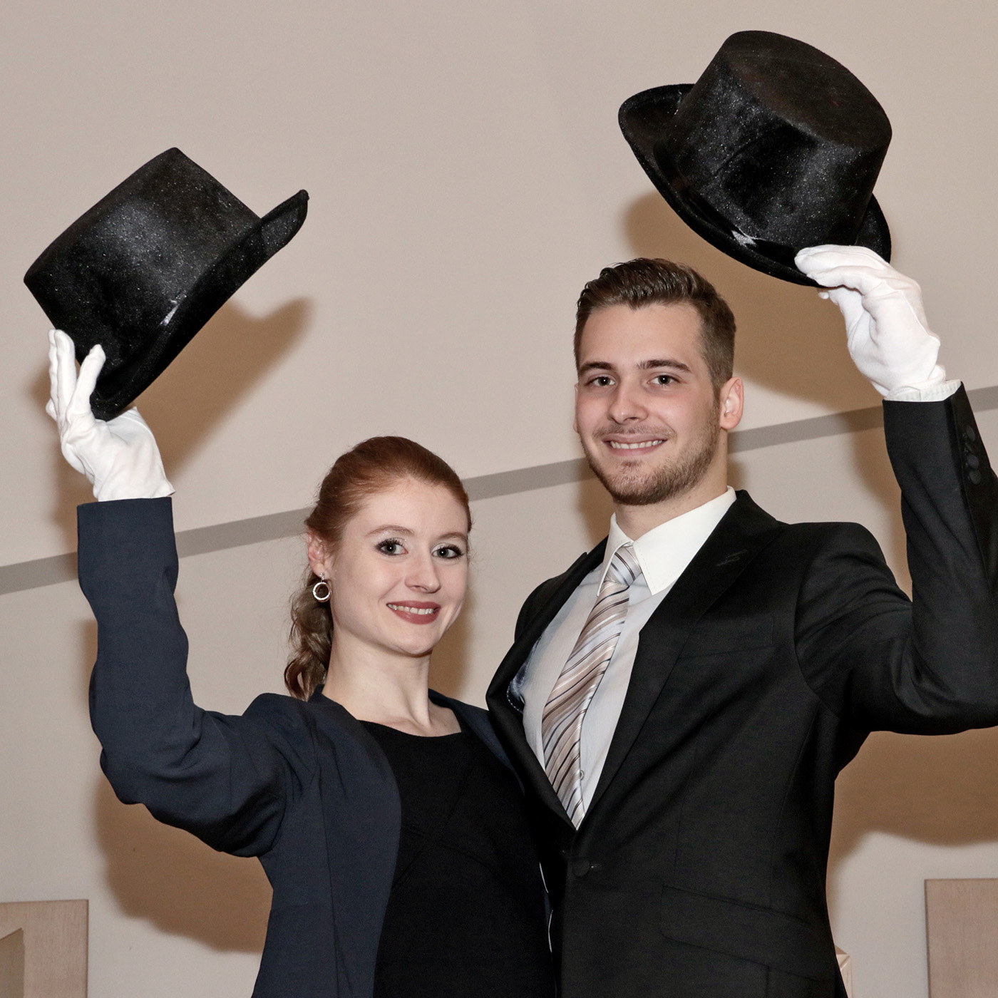 Prinzessin Carina I., zanzende Lieblichkeit vom Hofe der flinken Beine und Prinz Philip I., Meister der klingenden Violine, aus dem Reich der Symphonien