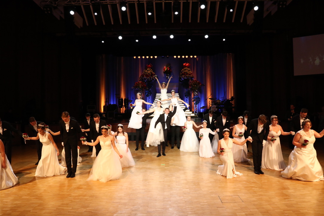 Einzug der Debütantenpaare beim Rosenball 2023