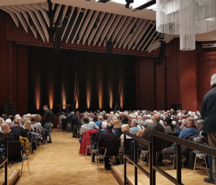 Auf dem Foto von links Maximilian Werndl (Vorstandsmitglied WV), Veronika Leidel (Geschäftsführerin der Nachbarschaftshilfe), Karl-Heinz Brauner (1. Vorsitzender der Nachbarschaftshilfe), Jens Köhler (Schatzmeister der Nachbarschaftshilfe)