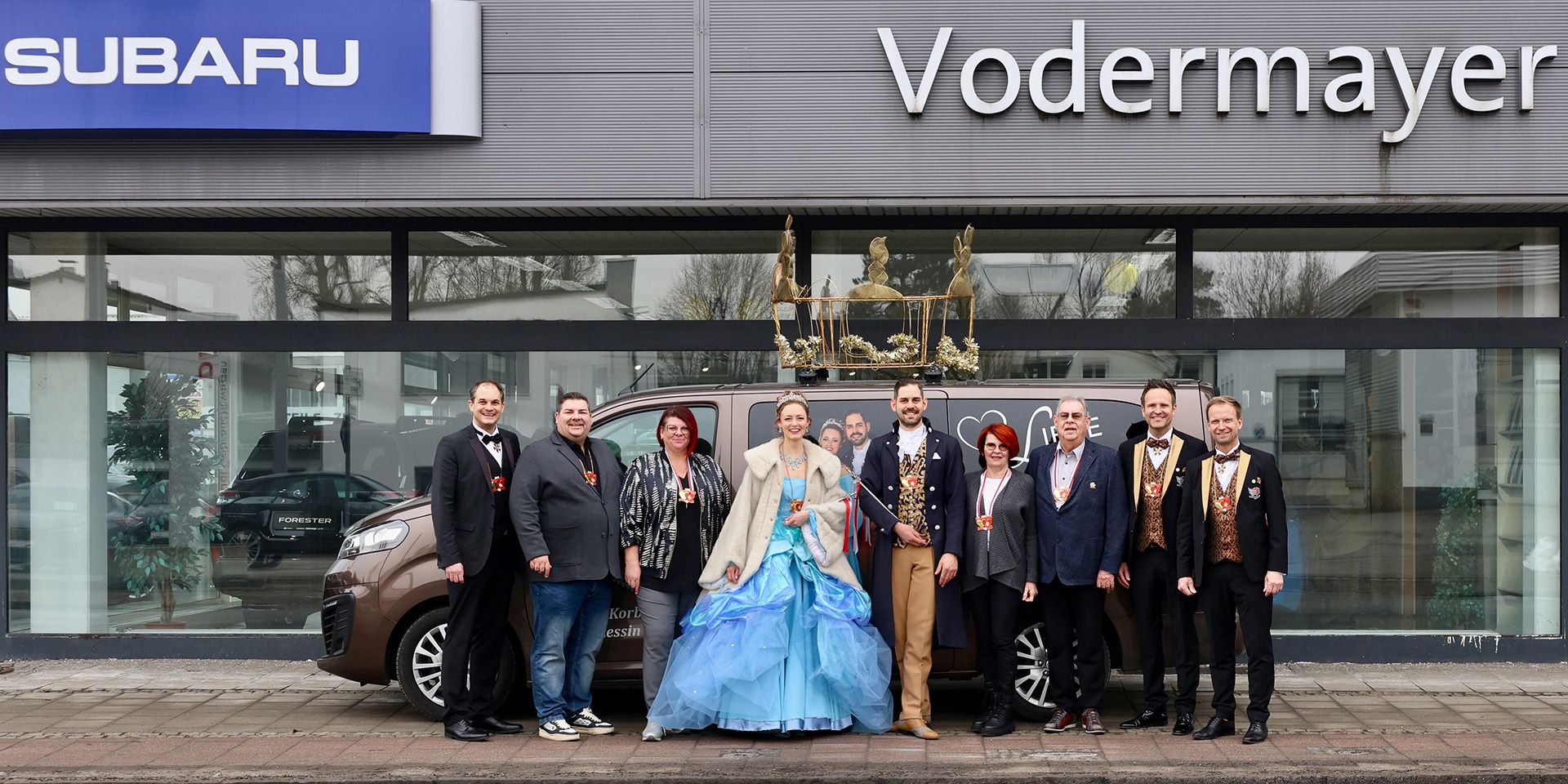 Sponsorenfamile Vordermayer mit Faschingsgilde Rosenheim vor dem Prinzenpaarwagen
