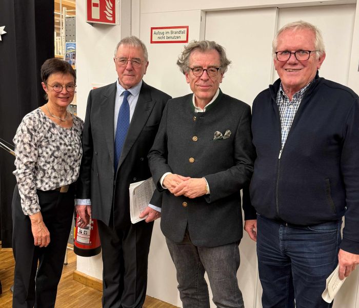 Auf dem Foto von links Maximilian Werndl (Vorstandsmitglied WV), Veronika Leidel (Geschäftsführerin der Nachbarschaftshilfe), Karl-Heinz Brauner (1. Vorsitzender der Nachbarschaftshilfe), Jens Köhler (Schatzmeister der Nachbarschaftshilfe)